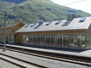 フロム駅舎